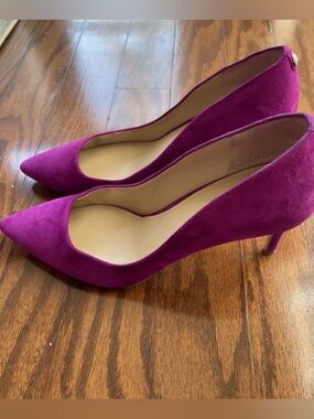 GUESS Women's Magenta Suede Pointed-Toe Pumps